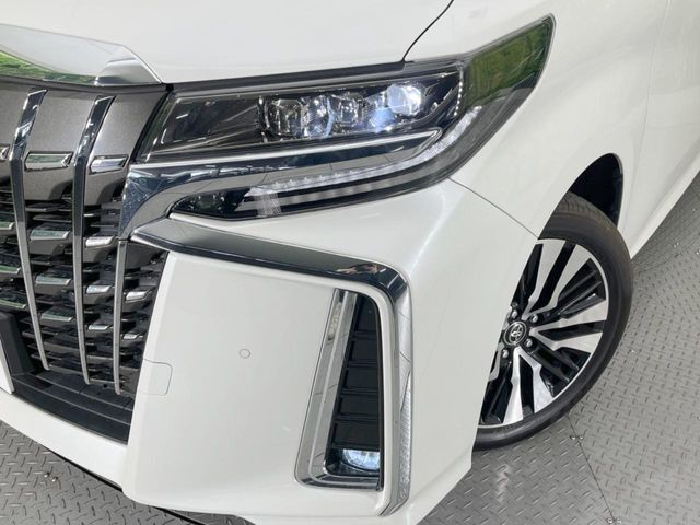 【LEDヘッドライト】悪天候や夜間走行時も良好な視界を確保し安心して運転できる高輝度LEDヘッドライトを装備！点灯速度が早く、消費電力も抑えられています。