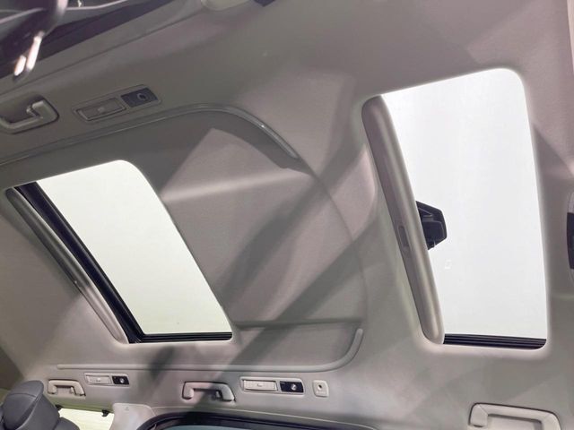 【サンルーフ】ボタンひとつで開閉可能！開放感たっぷりのサンルーフが装着されています！車内に明かりを取り入れたり景色を楽しむ以外にも、よどみがちな車内の空気も簡単に換気できて快適です！