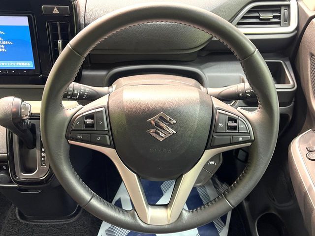 【純正革巻きステアリング】上質な革を使用することで、手にしっかり馴染みとても運転しやすいハンドルです♪