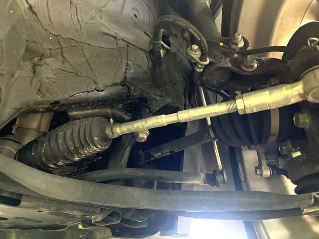 お車を安心してお乗りいただく為には、足回りの定期点検が欠かせません。サービスサポート（有償保証）では無料点検もご提供しており、安心のカーライフをお過ごしいただけるサポート体制が整っています。