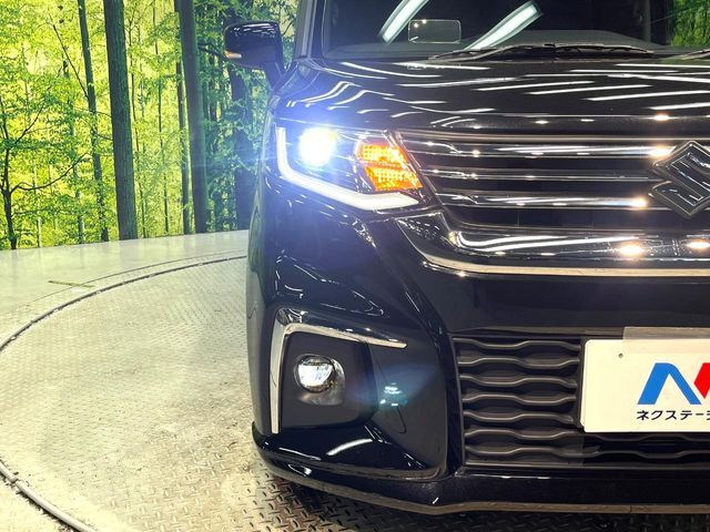 【LEDヘッドライト】悪天候や夜間走行時も良好な視界を確保し安心して運転できる高輝度LEDヘッドライトを装備！点灯速度が早く、消費電力も抑えられています。