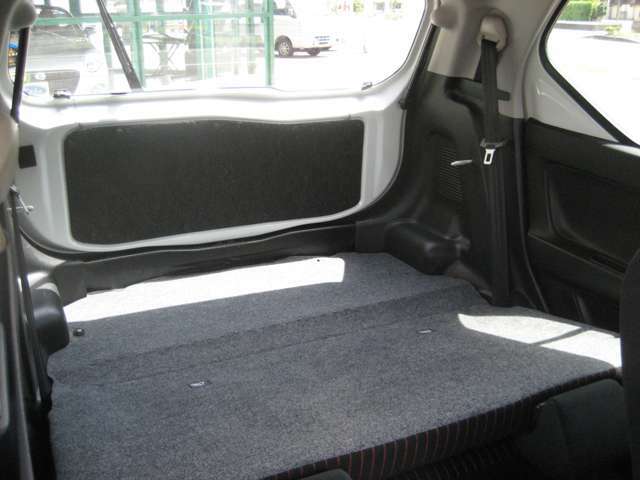 後部座席のシートアレンジで荷台も広々使えるようになります。