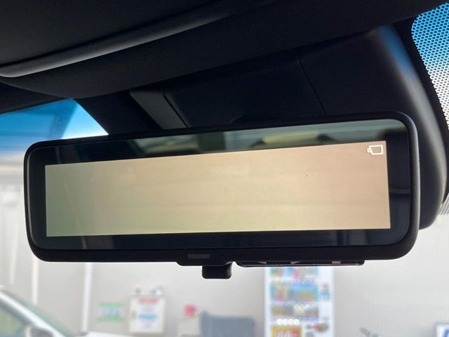 【デジタルインナーミラー】後席の大きな荷物や同乗者で後方が確認しづらい時でも安心！カメラが撮影した車両後方の映像をルームミラー内に表示。クリアな視界で状況の確認が可能です！