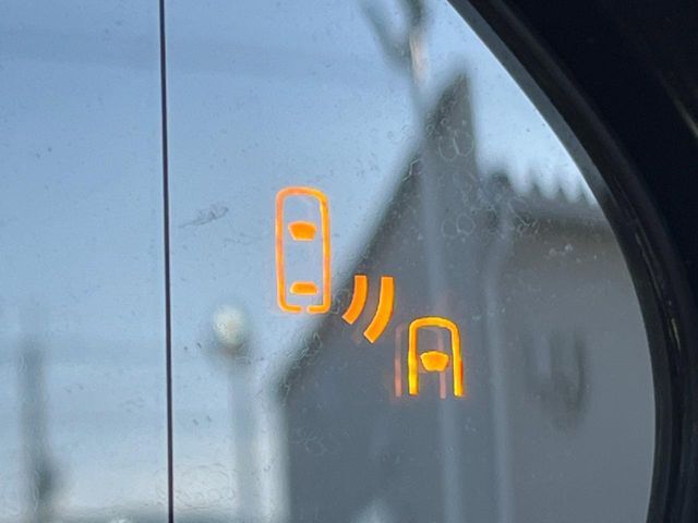 【ブラインドスポットモニター】走行中、ドアミラーの死角になりやすい箇所に後続車が接近するとサイドミラーのレンズに警告を表示！ドライバーに注意喚起をしてくれます。