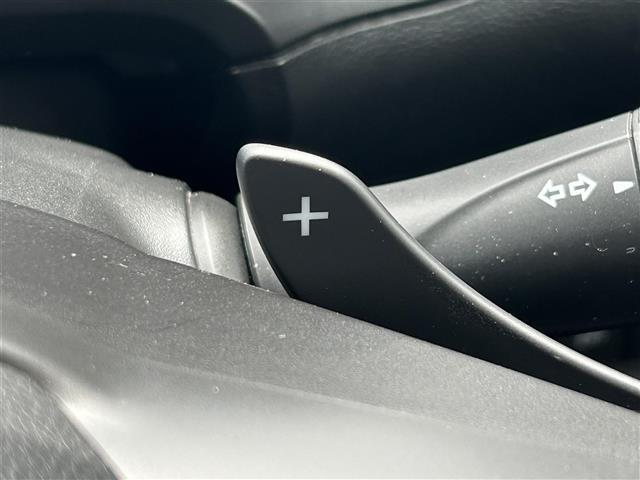 【パドルシフト（AT車）】MT車と同じように好きなギアで走ることができます！ステアリングから手を離さずに指先だけでシフト操作ができ、よりスポーティな走りをお楽しみいただけます。