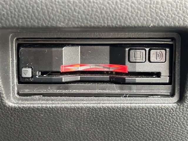 【ETC】有料道路を利用する際に料金所で停止することなく通過できる、ETC車載器（ノンストップ自動料金収受システム機器）が装備されています。セットアップを行うことで利用可能になります。