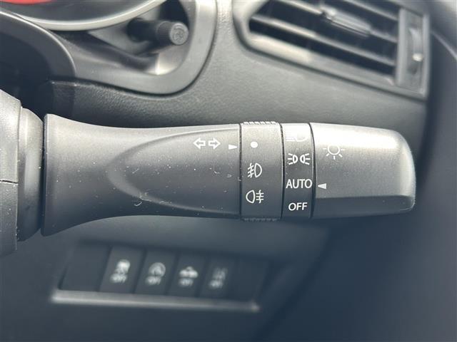 【オートライト（AUTO）】外の明るさをシステムが感知して、自動でヘッドライトが点灯します！ヘッドライトをつけ忘れを防ぐ便利機能です。