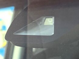 【ホンダセンシング】走行中に前方の車両等を認識し、衝突しそうな時は警報とブレーキで衝突回避と被害軽減をアシスト。より安全にドライブをお楽しみいただけます。