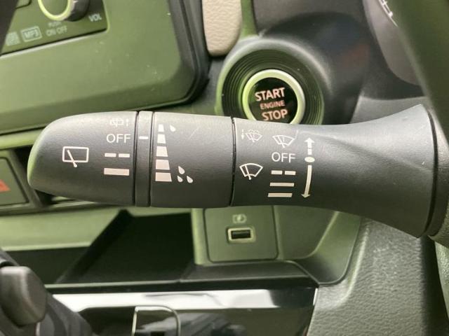 WECARSの展示場では実際に見て、触ってお車をお選びいただけます！知識の豊富な営業スタッフが様々なカーライフをご提案いたします！