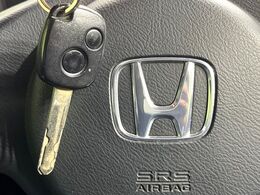 【キーレス】少し離れた場所からでもボタン一つでドアの開錠・施錠ができるのでとっても便利！ドアの鍵穴周りに傷をつけることもありません♪