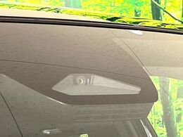 【トヨタセーフティセンス】走行中に前方の車両等を認識し、衝突しそうな時は警報とブレーキで衝突回避と被害軽減をアシスト。より安全にドライブをお楽しみいただけます。