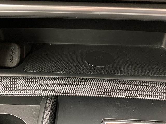 【置くだけ充電】非接触充電に対応のスマホであれば、コードレスで充電可能です。