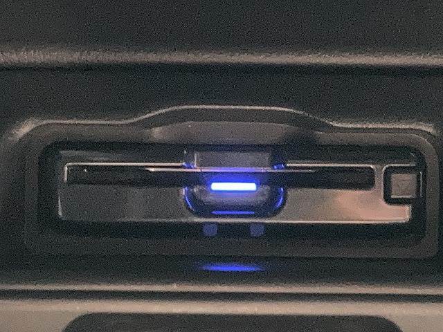 【ETC車載器】を装備しておりますので、ご納車直後からの遠距離ドライブも可能です。土日の利用料金の割引や、朝夕の通行料金を割引料金で高速道路をお楽しみいただけます。