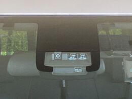 【トヨタセーフティセンス】走行中に前方の車両等を認識し、衝突しそうな時は警報とブレーキで衝突回避と被害軽減をアシスト。より安全にドライブをお楽しみいただけます。