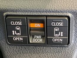 【両側パワースライドドア】スマートキーや運転席のスイッチで後席両側スライドドアの開閉が可能♪電動だから力を入れてドアを開ける必要が無く、小さなお子様でも簡単に開け閉めでき快適です♪