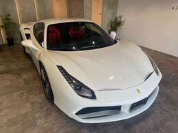 エクステリアカラーは人気色のBIANCO AVUSとなります。