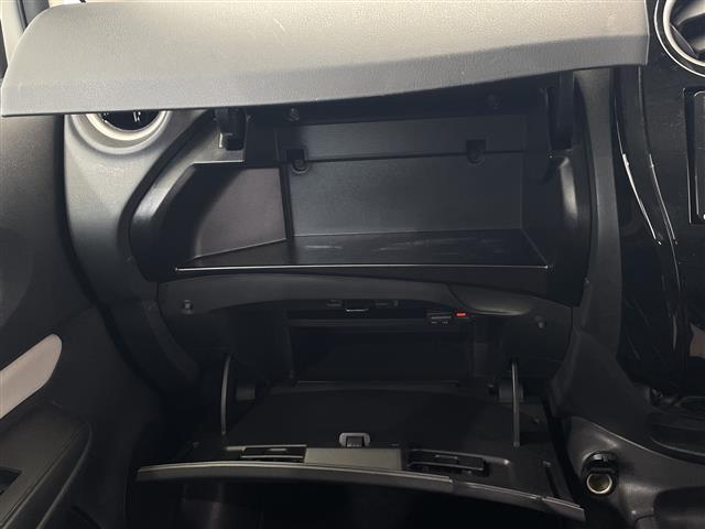 【グローブボックス】大容量のグローブボックスです！！車検証ケース他、日頃使う小物類の収納スペースもたくさんあります！