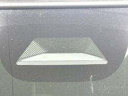 【ホンダセンシング】走行中に前方の車両等を認識し、衝突しそうな時は警報とブレーキで衝突回避と被害軽減をアシスト。より安全にドライブをお楽しみいただけます。