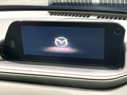 【8.8インチマツダコネクト】車内の雰囲気にマッチした大型のディスプレイ。スマホ接続でのナビ使用やBluetooth再生等、様々な機能が楽しめます。直感的なダイヤル操作が可能で、使い勝手も良好です。