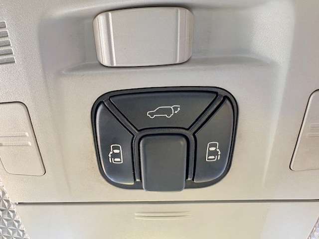 両側自動ドアのスイッチも運転席上部にあります！安全確認をしながらの操作が出来ますので、小さなお子様がいても安心ですよ！