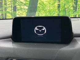 【マツダコネクトナビ】車内の雰囲気にマッチした一体型タイプのナビ。各種車輌設定やBluetooth再生等、様々な機能が楽しめます。直感的なダイヤル操作が可能で、使い勝手も良好です。