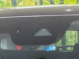 【スマートシティブレーキサポート】低速走行中に前方の車両等を認識し、衝突しそうな時は警報とブレーキで衝突回避と被害軽減をアシスト。より安全にドライブをお楽しみいただけます。