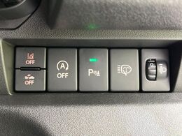 【車線逸脱警報】道路上の白（黄）線を認識し、意図せず走行中の車線からはみ出しそうになった時、メーター内の警告灯とブザーで注意喚起してくれる安心・安全機能です♪