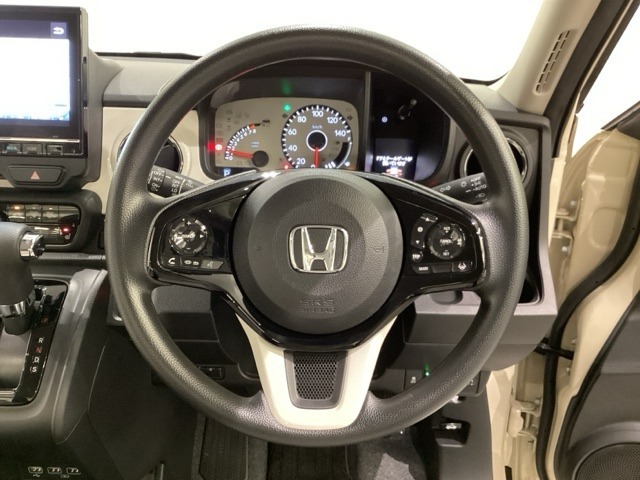 ハンドルにHondaセンシング系のクルーズコントロールやレーンキープアシストなどのスイッチと、オーディオの操作スイッチが装備されています。ハンドルから手を離さず安全に操作できます。