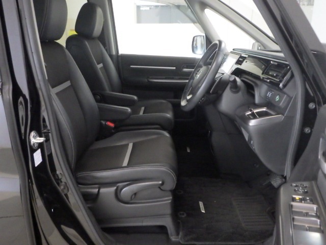 運転席は大きな座面と包み込むような背もたれが身体全体を支えます。上質なシートを採用し長時間の運転やコーナーの多い道も快適です。座ったときの頭上スペースも余裕たっぷりでロングドライブも楽チンです♪