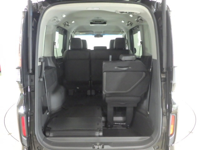 荷物によって片側のみシートを倒して使うことも出来ます！