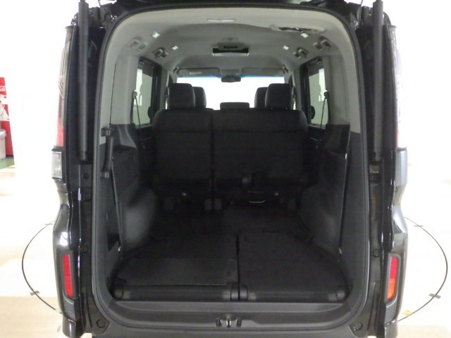 リアシートを倒せば広々荷室の出来上がり♪アレンジ次第でさまざまな荷物が積み込めますよ。