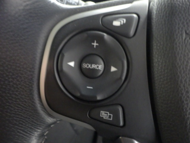 ハンドルにオーディオの操作スイッチが装備されています！視線を前方から外さずハンドルから手を離さずに操作できるのでとっても安全ですね♪