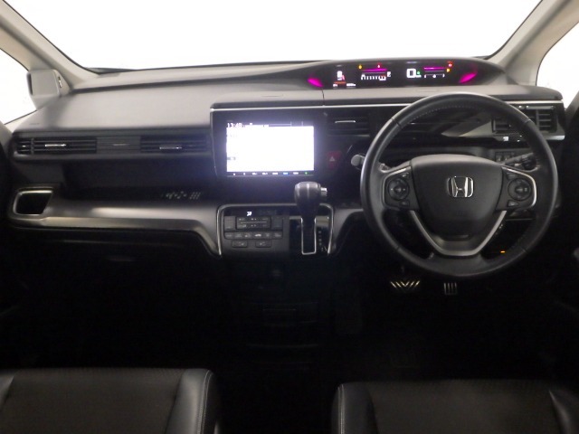 ドライバーを包み込むように、ディスプレーやスイッチ、コンソールを配置。座った瞬間から運転への期待が！空間そのものの心地よさにこだわっています。