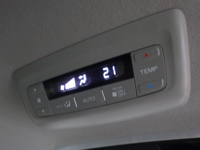 リア席専用のエアコンを装備しております。