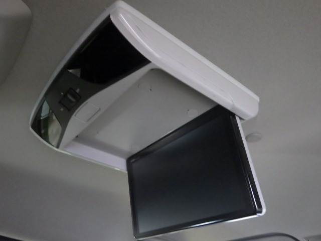 リア席モニター（フリップダウンモニター）装備！ナビゲーションと組み合わせることで、走行中でも後席では地上デジタルTV放送やDVDビデオなどの映像も楽しめます。