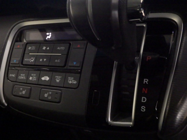 オートエアコンは左右席で独立温度コントロールが可能です。運転席はキンキンに冷やして助手席はマイルドにと言った設定が可能です☆暑さ寒さでケンカすることもなくなりますね♪