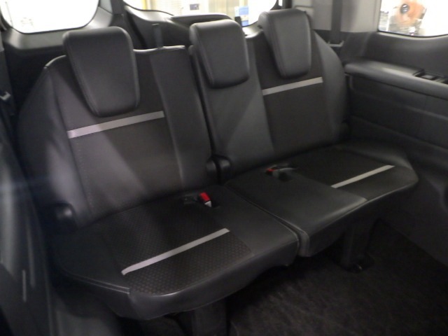 3列目も必要十分な空間を確保しています☆ご家族・仲間同士でロングドライブも楽しめますね♪