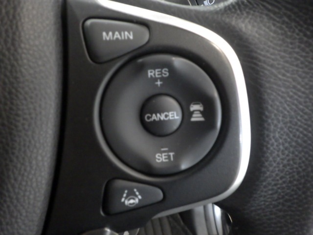 ハンドル右側にはクルーズコントロールのスイッチが装備され運転中の操作も安心して行えます！
