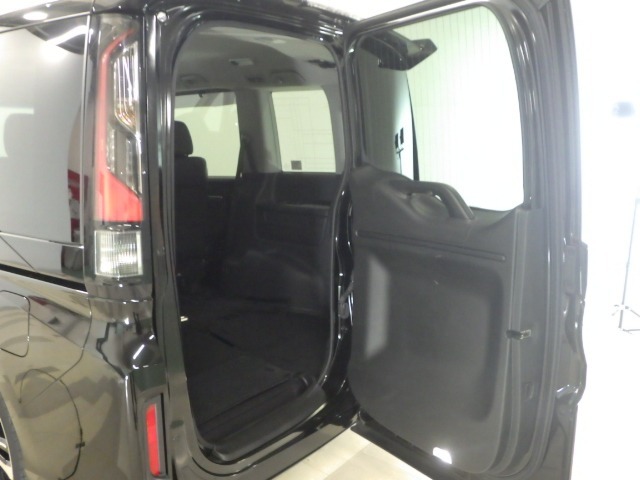 狭いスペースでも荷物をサッと詰め込めます☆全部開けば大開口で大きな荷物も楽々積載☆ヨコにもタテにも開くわくわくゲートです☆