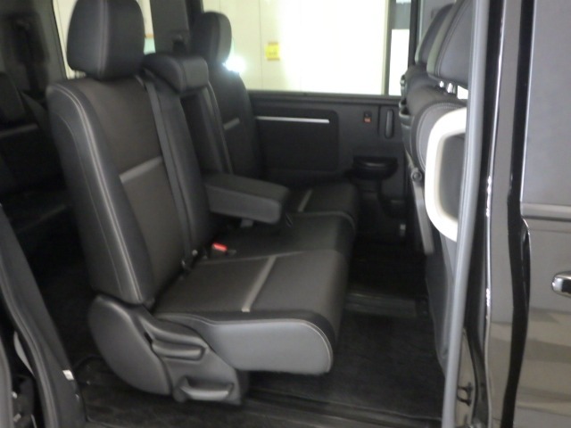 乗る人みんなが気持よく過ごせるように、席の広さにこだわりました。ひざ周り、そして頭上にも、ゆとりをしっかりとることで、開放感を高め、ゆったりくつろげます！