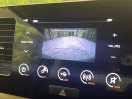 【バックカメラ】駐車時に後方がリアルタイム映像で確認できます。大型商業施設や立体駐車場での駐車時や、夜間のバック時に大活躍！運転スキルに関わらず、今や必須となった装備のひとつです！