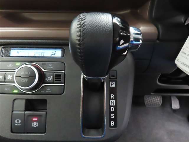 インパネシフトのCVTオートマチック車です。