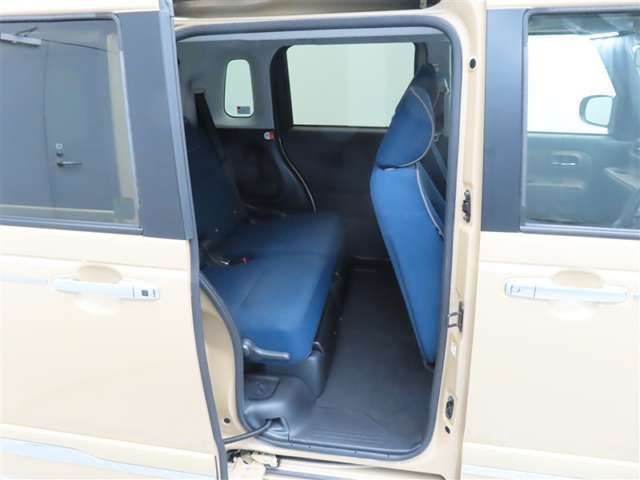 隣のクルマを気にせず乗り降りしやすいスライドドアです。