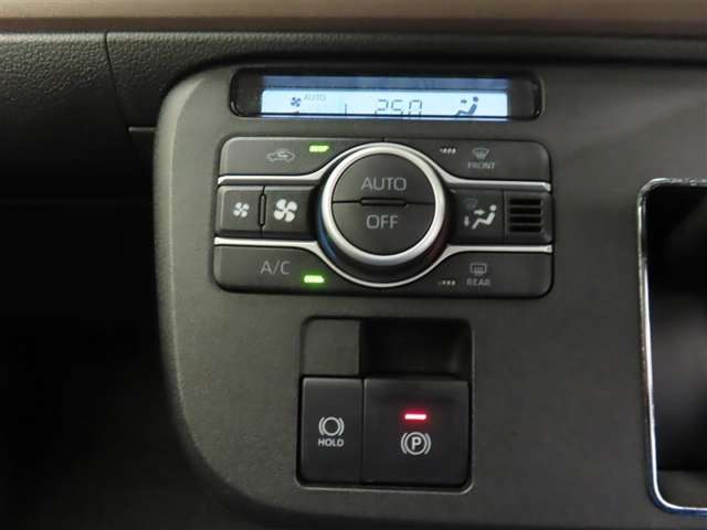 オートエアコンを装備しています。室内の温度を設定すると、センサーが室温を感知して、温度、風量を自動的にコントロールし、快適な空間にしてくれます。