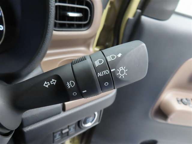 スイッチをオートに設定しておけば、車外の明るさに応じて自動的にヘッドランプを点灯・消灯します。夕暮れ時やトンネルの続く山道などを走行する時に便利なコンライトを装備しています。