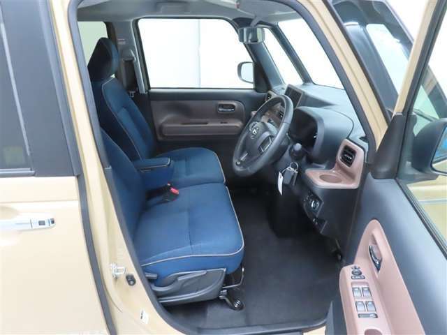 ゆったり座って頂けるフロントベンチシートです。