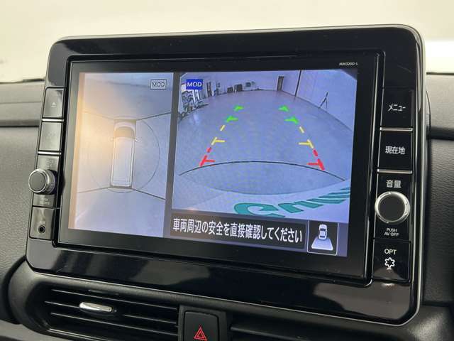 【アラウンドビューモニター】まるでクルマを真上から見下ろしたかのような視点で駐車をサポートします！クルマの斜め後ろや真横など、前後左右の4つのカメラの映像が合成されて、モニターに映し出されます。