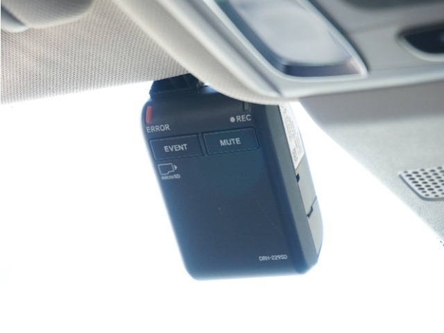 ◆ドライブレコーダー◆映像・音声などを記録する自動車用の装置です。　もしもの事故の際の記録はもちろん、旅行の際の思い出としてドライブの映像を楽しむことができます。