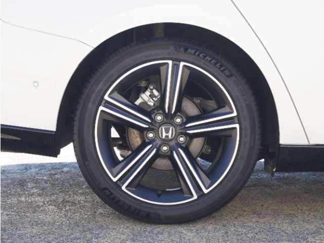 アルミホイール装着車です！これで足元まわりもおしゃれにきまります！