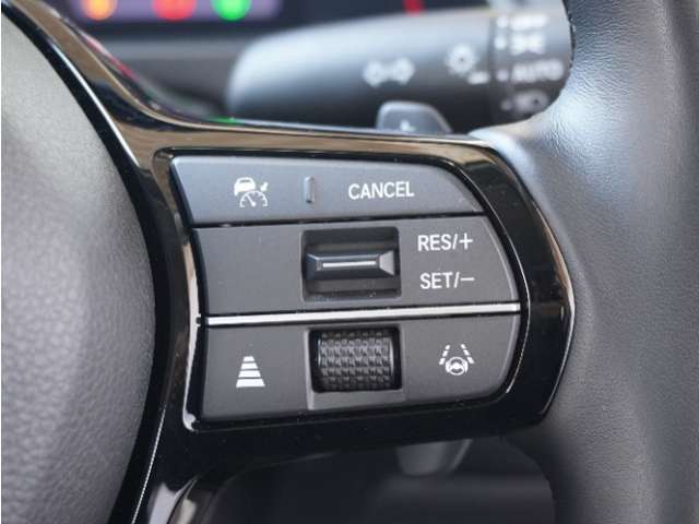 【アダプティブクルーズコントロール】予め設定した車速内でクルマが自動的に加減速。前走車との適切な車間距離を維持しながら追従走行します。【LKAS】車線維持支援システムでステアリング操作を支援。